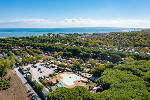 Luchtfoto van het Luna Pineta mobilhome in Italië, omgeven door pijnbomen en dicht bij het strand en de zee.