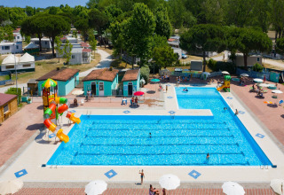 Luftaufnahme eines Schwimmbads mit Wasserrutschen und Mobilheimen im Cottage „Cesenatico“, Italien.