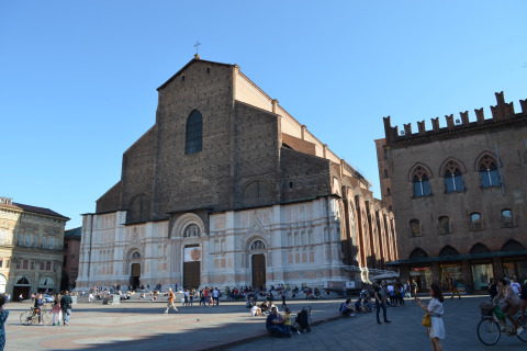 Basiliek van San Petronio aan het Piazza Maggiore in Bologna, Italië, met mensen op het plein.