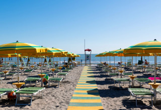 Liegestühle und gelbe Sonnenschirme am Strand von Cesenatico, Italien, aufgenommen vom Cottage Mobilheim.