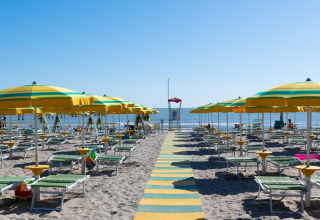 Sillas de playa y sombrillas amarillas en la playa de Cesenatico, Italia, vistas desde la casa móvil Cottage.