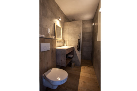 Moderne badkamer in chalet Holiday home De Vlonder, Nederland, met hout en tegelvloer.