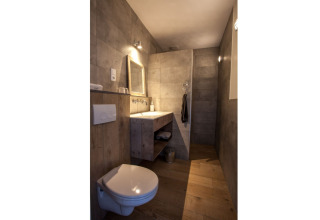 Moderne badeværelse i chalet, Holiday home De Vlonder, Nederlandene, med træ- og flisegulve.