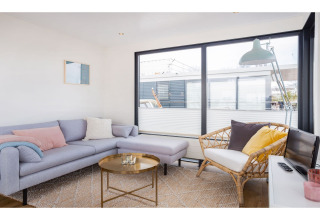 Wohnzimmer auf dem Hausboot Agua Dolce in den Niederlanden mit großen Fenstern und moderner Einrichtung.