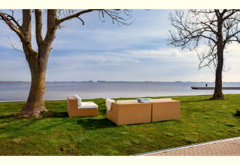 Espace lounge extérieur avec canapés en rotin face au lac, vue depuis Houseboat «Agua Dolce», Pays-Bas.