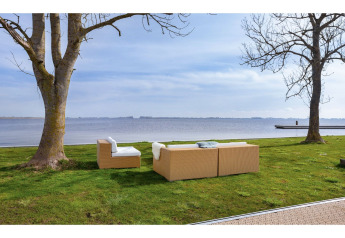 Espace lounge extérieur avec canapés en rotin face au lac, vue depuis Houseboat «Agua Dolce», Pays-Bas.