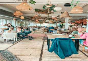 Intérieur lumineux et chaleureux du Houseboat «Agua Dolce» aux Pays-Bas avec des clients installés.