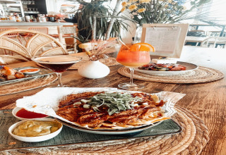 Deliciosa comida y cócteles en Houseboat «Agua Dolce» en los Países Bajos, con decoración acogedora y flores.