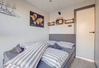 Chambre sur une péniche à Volendam près du Fort Edam, décor moderne gris et œuvres murales.