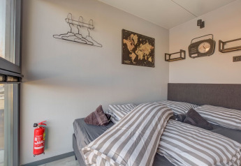 Chambre sur une péniche à Volendam près de Fort Edam, avec literie rayée et décorations murales.