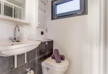 Bagno moderno su una houseboat a Volendam con lavabo, WC, asciugamani e finestra vicino a Fort Edam.