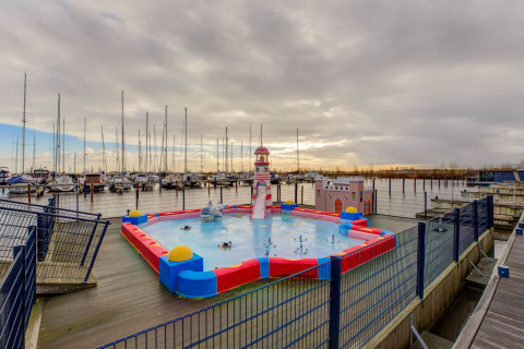 Vista di un parco giochi acquatico e di un porto turistico presso Houseboat a Volendam vicino a Fort Edam, Paesi Bassi.