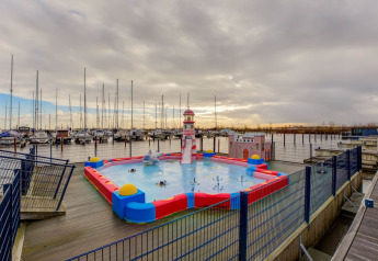 Vue d'une aire de jeux aquatique et d'une marina près de la Houseboat à Volendam près de Fort Edam, Pays-Bas.