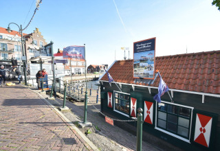 Houseboat ormeggiata a Volendam vicino a Fort Edam con finestre rosse e tetto di tegole, Paesi Bassi.