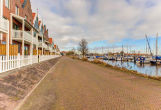 Vista de casas flotantes y puerto deportivo en Volendam cerca de Fort Edam, Países Bajos, con casas.