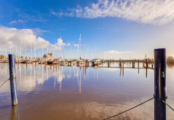 Vue paisible sur le port avec voiliers et péniches à Volendam près du Fort Edam, aux Pays-Bas.