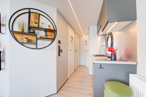 Cucina moderna e corridoio luminoso sulla casa galleggiante 'La Belle Vie' nei Paesi Bassi, arredo elegante.