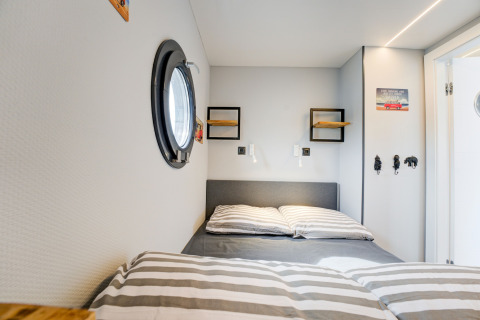 Accogliente camera da letto sulla houseboat La Belle Vie nei Paesi Bassi, con letto matrimoniale.