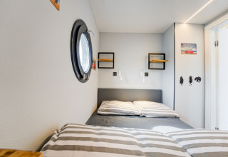 Accogliente camera da letto sulla houseboat La Belle Vie nei Paesi Bassi, con letto matrimoniale.