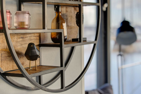 Hyggelig vægdekoration på en husbåd i Volendam, nær Fort Edam, Nederlandene, med moderne hylder.