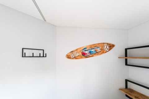 Decorazioni moderne e mensole in legno in una stanza luminosa sulla houseboat 'La Belle Vie' nei Paesi Bassi.