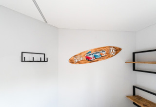 Decorazioni moderne e mensole in legno in una stanza luminosa sulla houseboat 'La Belle Vie' nei Paesi Bassi.