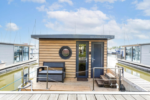 Casa galleggiante a Volendam Marina nei Paesi Bassi, con rivestimento in legno e vista darsena.