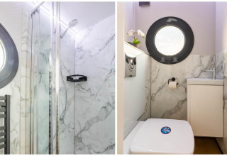 Salle de bain moderne et douche avec murs effet marbre sur une péniche à Volendam Marina, Pays-Bas.