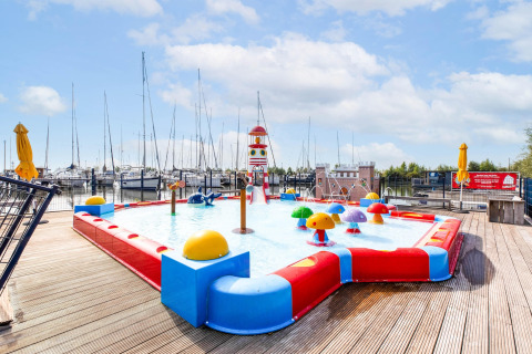 Bassin pour enfants avec jeux colorés sur une péniche à Volendam Marina, aux Pays-Bas.