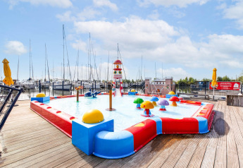 Bassin pour enfants avec jeux colorés sur une péniche à Volendam Marina, aux Pays-Bas.