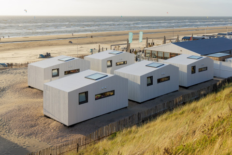 Strandhuse i moderne design ved stranden på Beach Houses Zandvoort 2 i Holland med havudsigt.