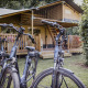 Ranger Lodge safari-telt ved Baalse Hei i Belgien med cykler parkeret foran en hyggelig træveranda.