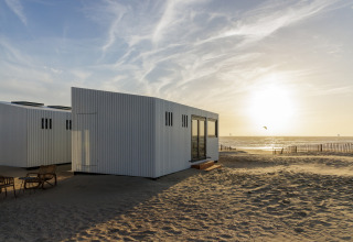 Moderne strandhytte ved solnedgang på Beach Houses Zandvoort 3, Zandvoort, Holland, med havudsigt.