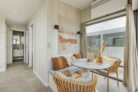 Moderne spisestue i Beach Houses Zandvoort 3, Nederlandene, med træstole og lys indretning.