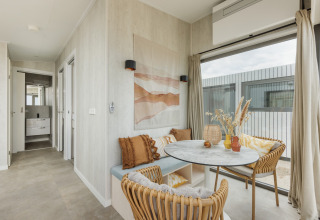 Moderne spisestue i Beach Houses Zandvoort 3, Nederlandene, med træstole og lys indretning.