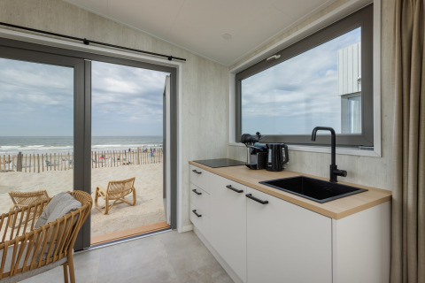 Lys køkkenvinkel i Beach Houses Zandvoort 3 med udsigt til sandstrand og Nordsøen i Holland.