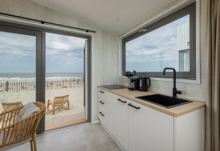 Lys køkkenvinkel i Beach Houses Zandvoort 3 med udsigt til sandstrand og Nordsøen i Holland.