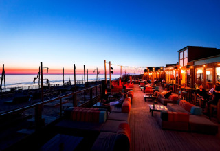 Aftenstemning ved Beach Houses Zandvoort 2 i Holland med hyggelige loungeområder og solnedgang over havet.