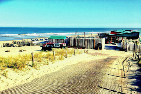Strandhus ved Zandvoort 2 i Holland med udsigt over strand, sanddyner og havet på en solrig dag.