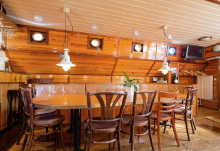 Eethoek met houten interieur op woonboot 'Boat in Leiden', dichtbij centrum en musea in Nederland.