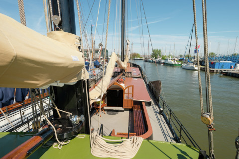 Zicht vanaf het dek van woonboot 'Boat in Leiden' dicht bij centrum en musea, aangemeerd in Nederland.