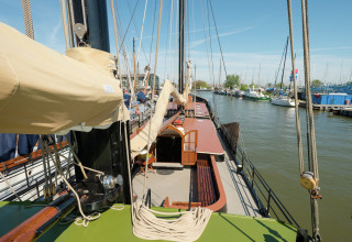 Uitzicht vanaf het dek van woonboot 'Boat in Leiden' nabij centrum en musea, aangemeerd in Nederland.
