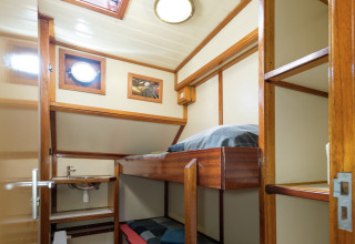 Gezellige hut met stapelbedden en houtwerk op woonboot in Leiden nabij centrum en musea.