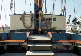 Sitzbereich und Deck eines Hausboots in Leiden, Niederlande, nahe Stadtzentrum und Museen.