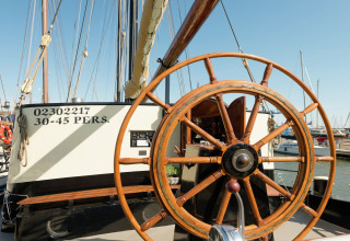 Großes Holzsteuerrad einer Hausboot in Leiden, Niederlande, geeignet für 30-45 Personen.