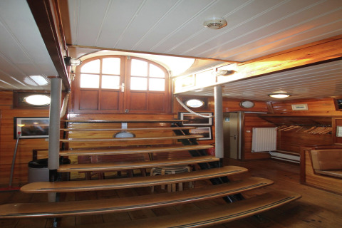 Interieurtrap met houten bekleding op woonboot in Leiden vlak bij centrum en musea.