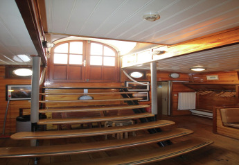Innenansicht eines Hausboots mit Treppe und Holzwänden in Leiden nahe Stadtzentrum und Museen.