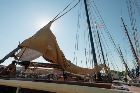 Uitzicht op het dek van de woonboot ‘Boat in Leiden near City Center & Museums’, zon en masten.