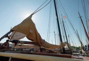 Blick auf das Deck des Hausboots 'Boat in Leiden near City Center & Museums' bei Sonnenlicht, Niederlande.