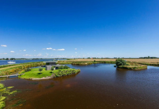Smuk udsigt over Watervilla de Blauwe Reiger husbåd ved vandet i Holland under en klar blå himmel.